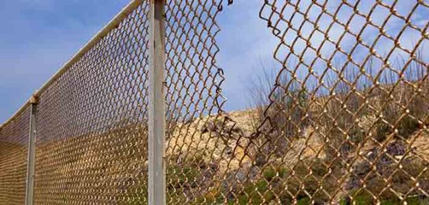 Border_Fence_Illegal_Immigrants