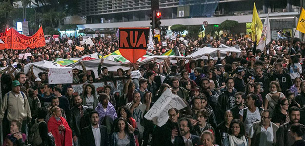 Brazillians_Protest_Rousseff_Impeachment
