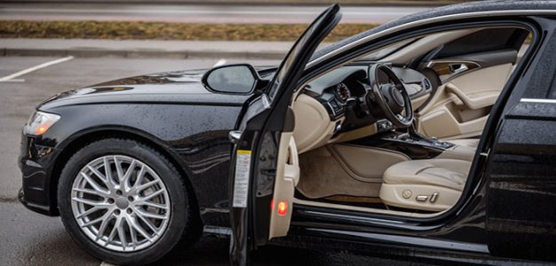 Car_with_o;pen_doors