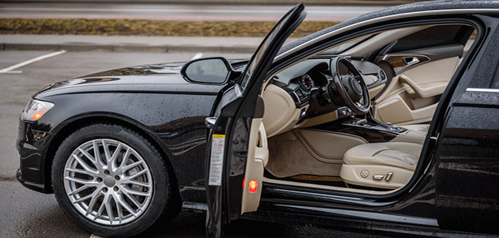 Car_with_o;pen_doors