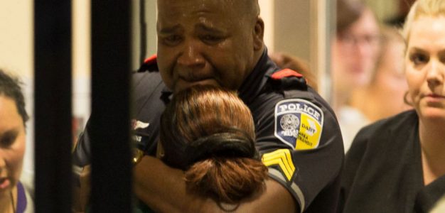 Dallas_Cop_Embraces_Hospital_Workers