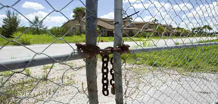 Fence_with_lock_AP