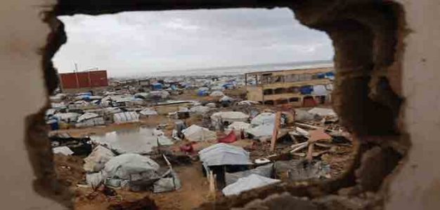 Gaza_displaced_families_AFP_Omar-al-Qatta