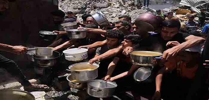Gazans_Waiting_for_food_AP