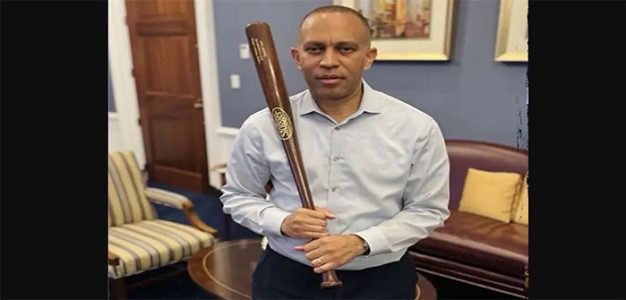 Hakeem_Jeffries_baseball_bat_Screenshot_2025-07-08