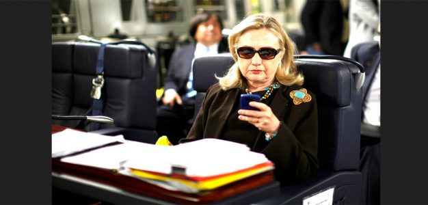 Hillary_Clinton_Blackberry