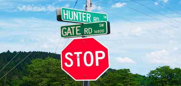 Hunter_gate_signs_stop