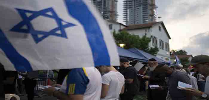 Israel_Men_Praying_AP_Petros_Giannakouris