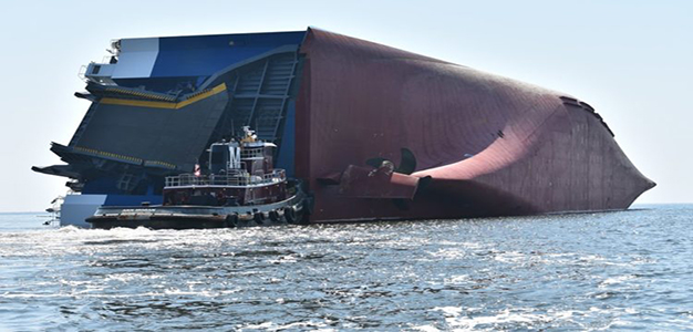 MV_Ocean_Ray_Ship_Overturned