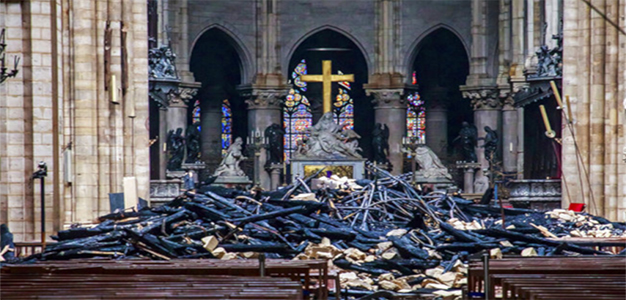 Notre_Dame_Fire_Altar_Cross