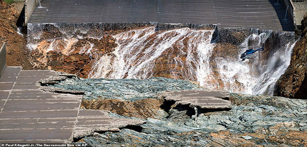 Oroville_Dam_s_crippled_spillway_is_inspected_via_helicopter