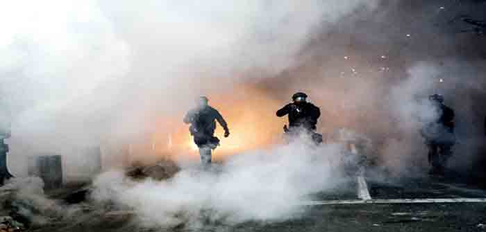 Rioting_Police_AP_Noah_Berger