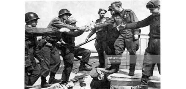 Russian_American_soldiers_meet_at_the_Elbe_River