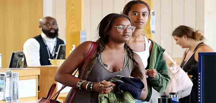 Sasha_Obama_Malia_Obama_Martha's_Vineyard_Airport_DailyMail