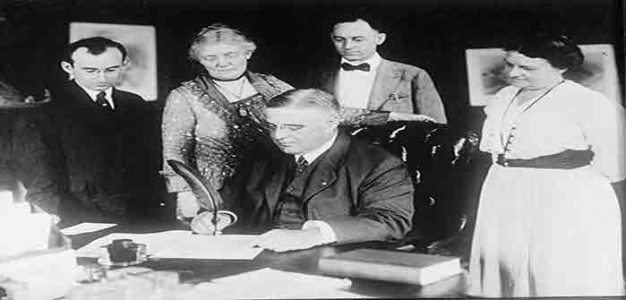 Suffrage_Signing_19th_Amendment