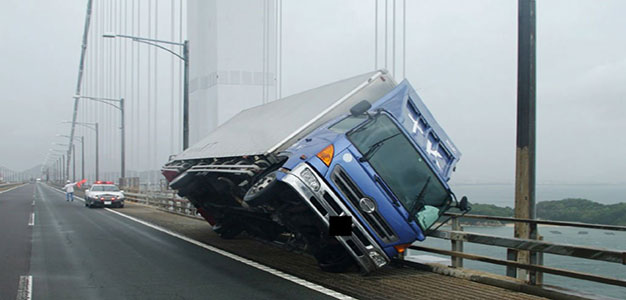 Truck_Typhoon_Jebi_Japan