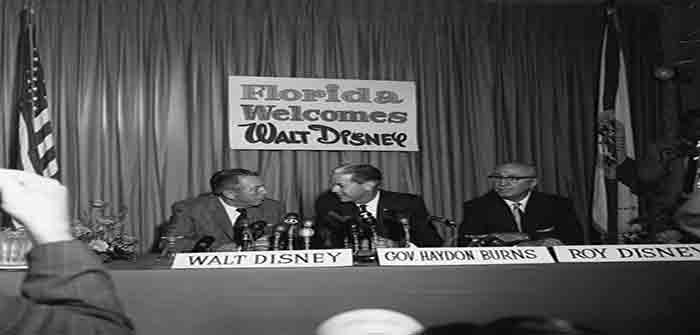 Walt_Disney_with_Company_at_Press_Conference