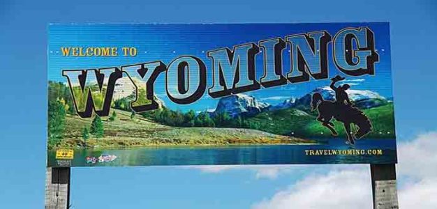 Welcome_to_Wyoming_Sign_Wikimedia_Commons_Formulanone