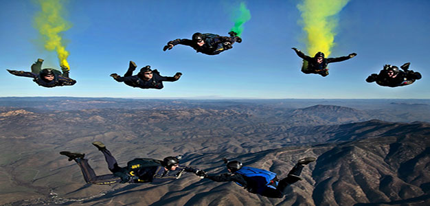 california_parachutists_skydivers_flares