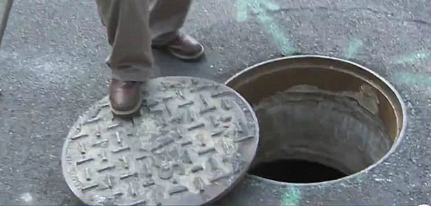 children-staying-in-sewer-manhole-screenshot