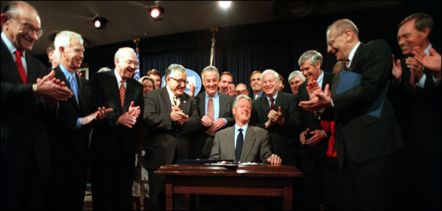 Pres Clinton Signs Gramm-Bliley Act
